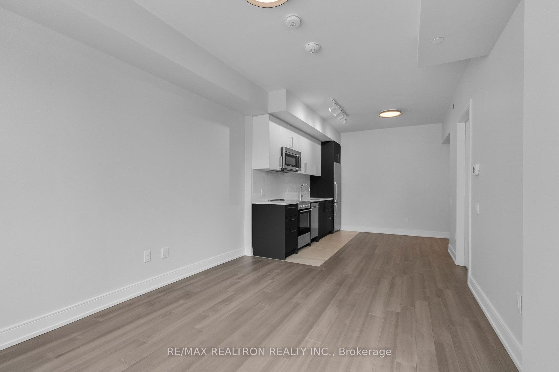 205 - 664 Spadina Avenue